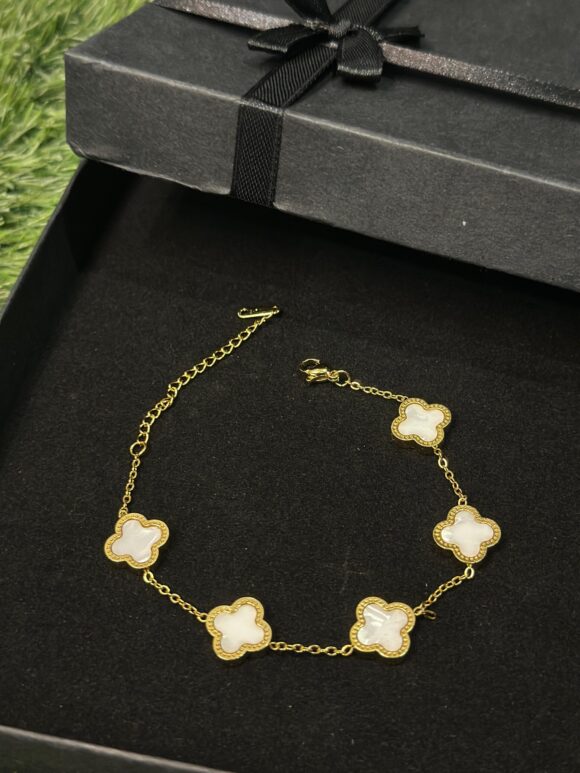 Clover Bracelet (white)